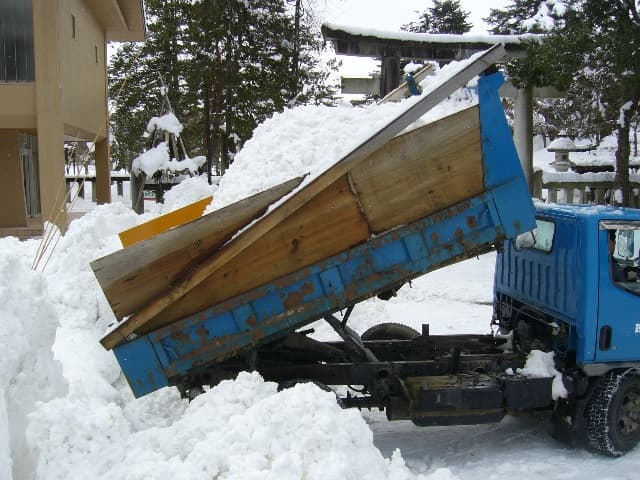 〔平成20年の情報〕本日の作業 会場内に雪灯篭を作るための雪を運搬